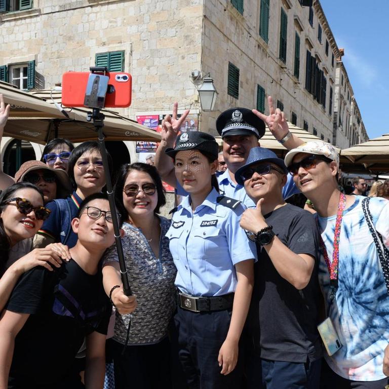 Selfie mit chinesischer Polizistin, die vorrübergehend in Dubrovnik, Kroatien, stationiert ist, 14.8.2019