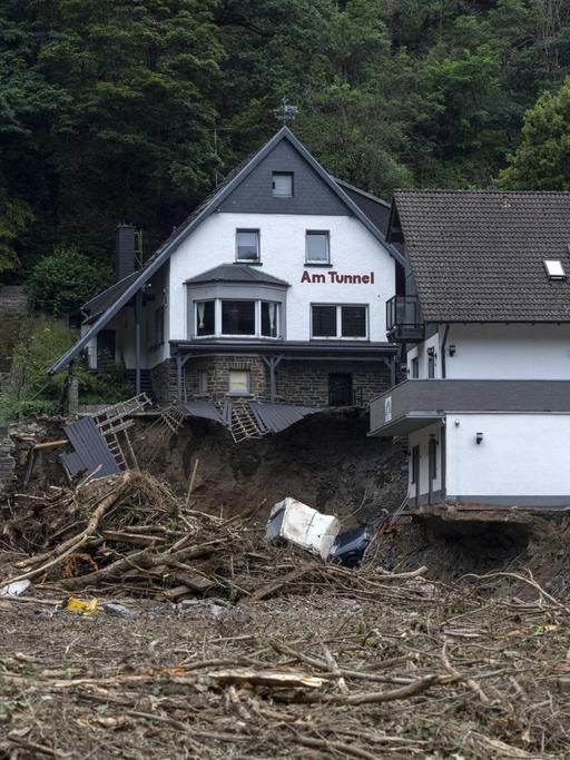 Ein Haus mit der Beschriftung "Am Tunnel", von dem ein großer Teil des Unterschosses und des Hanges, auf dem es steht, weggeschwemmt wurde.