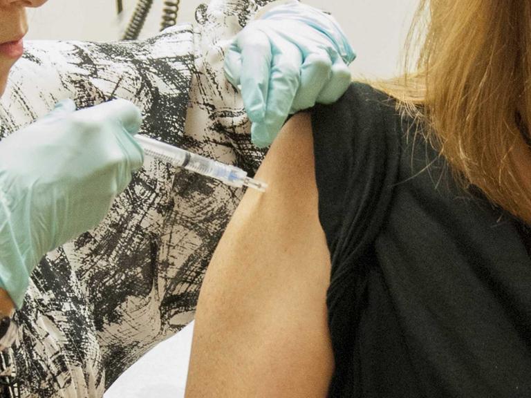 Eine 39-jährige Patientin erhält eine Injektion des experimentellen Ebola-Impfstoffs VRC 207, der vom National Institute of Allergy and Infectious Diseases (NIAID) gemeinsam mit GlaxoSmithKline entwickelt wurde.