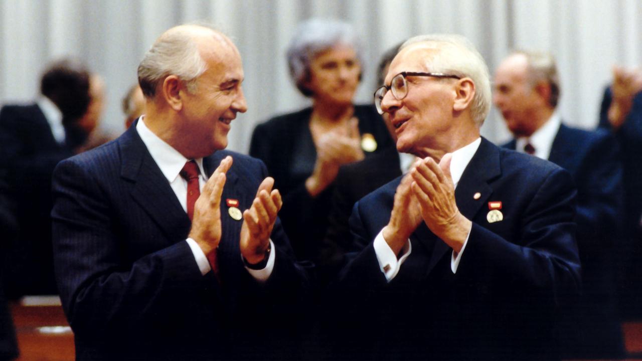Der Generalsekretär des ZK der SED, Erich Honecker (r), und sein Gast, der Generalsekretär des ZK der KPdSU Michail Gorbatschow 1989