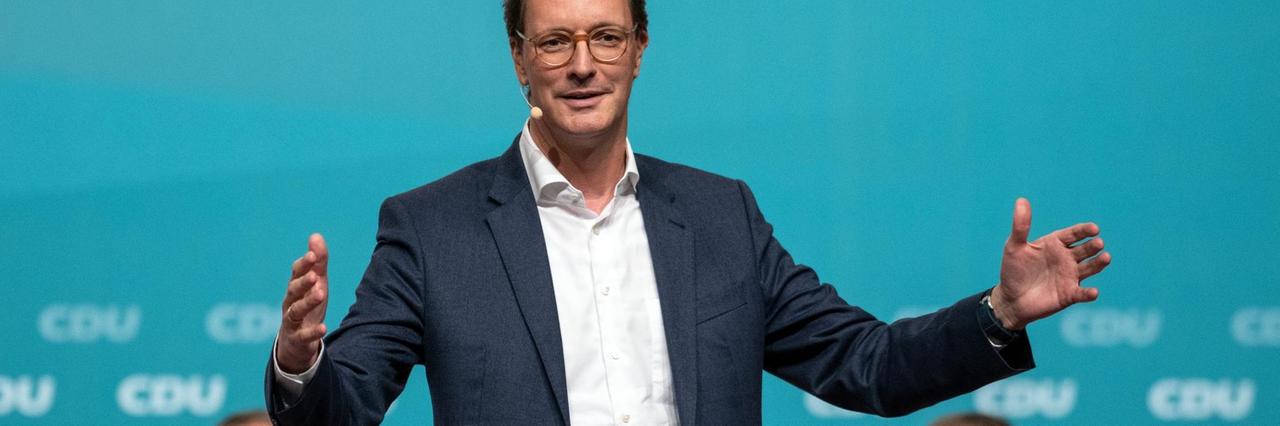 Der nordrhein-westfälische CDU-Politiker Hendrik Wüst spricht bei einem Landesparteitag zu den Delegierten. Der nordrhein-westfälische CDU-Politiker Hendrik Wüst spricht bei einem Landesparteitag zu den Delegierten.