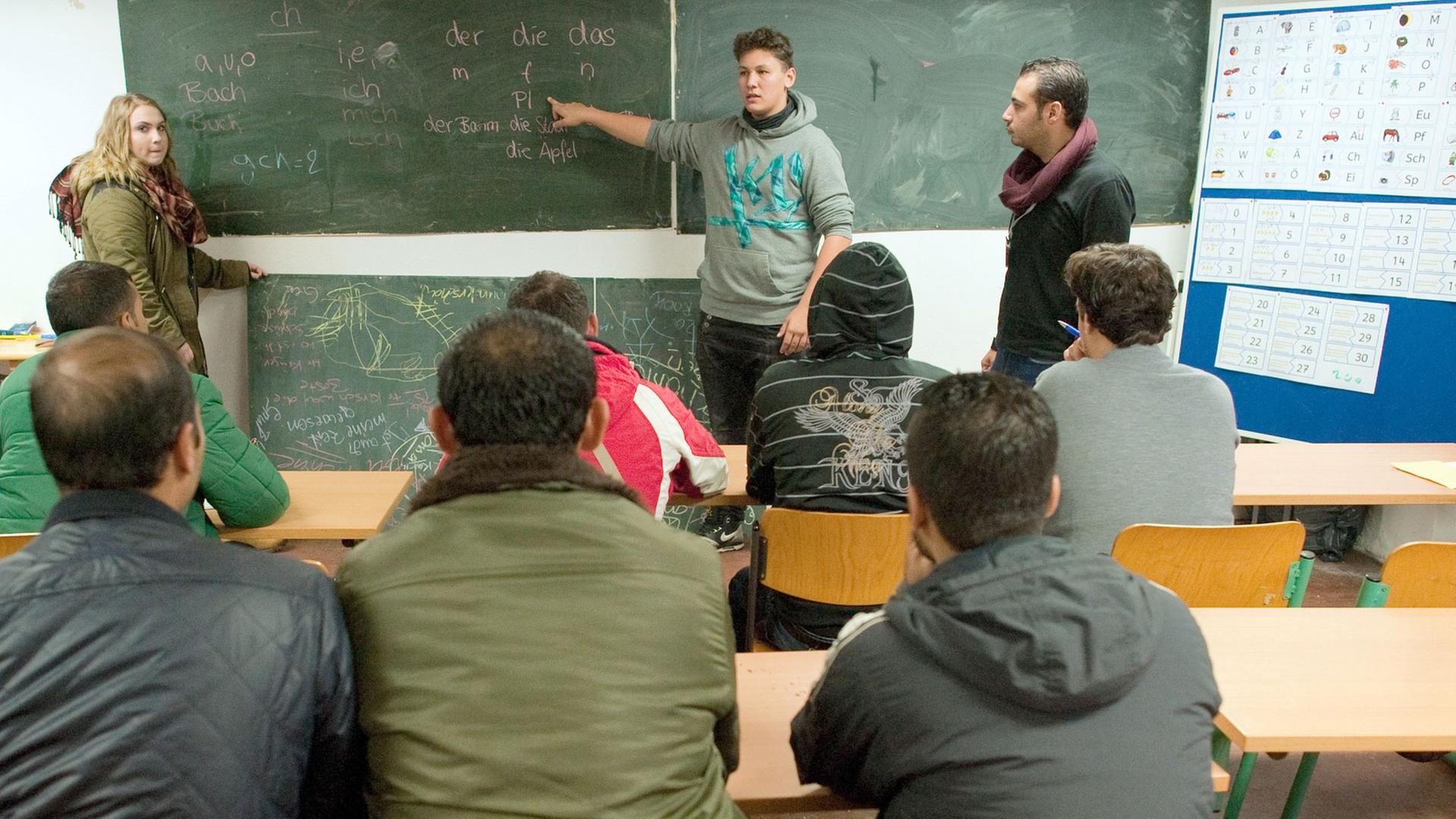 Syrer lernen Deutsch in Eisenhüttenstadt. Syrer lernen Deutsch in Eisenhüttenstadt.