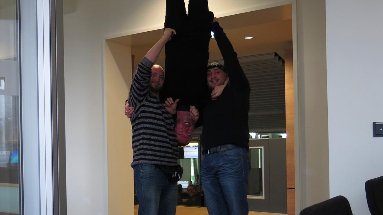Die Wrestler Ahmed Chaer (l) und sein Bruder Crazy Sexy Mike aka Hussen heben unseren Moderator Stephan Karkowsky hoch. Die Wrestler Ahmed Chaer (l) und sein Bruder Crazy Sexy Mike aka Hussen heben unseren Moderator Stephan Karkowsky hoch.