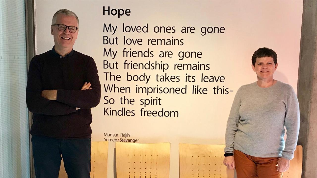 ICORN-Gründer Helge Lunde und Programmdirektorin Elisabeth Dyvik sichten pro Jahr 150 Bewerbungen von Autoren und Schriftstellern, die Schutz suchen. Hier stehen sie in der Zentrale in Stavanger. ICORN-Gründer Helge Lunde und Programmdirektorin Elisabeth Dyvik sichten pro Jahr 150 Bewerbungen von Autoren und Schriftstellern, die Schutz suchen. Hier stehen sie in der Zentrale in Stavanger.