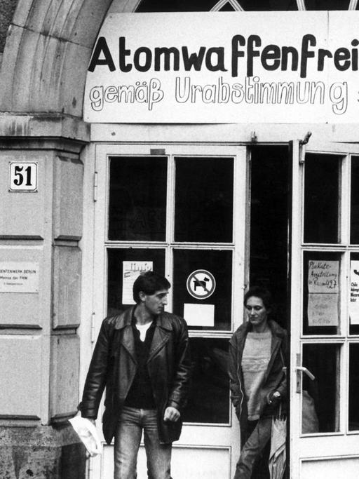 Zur atomwaffenfreien Zone haben die Studenten der Fachhochschule für Wirtschaft in Berlin-Schöneberg ihr Institut im Jahr 1983 erklärt. Ein Plakat weist darauf hin.
