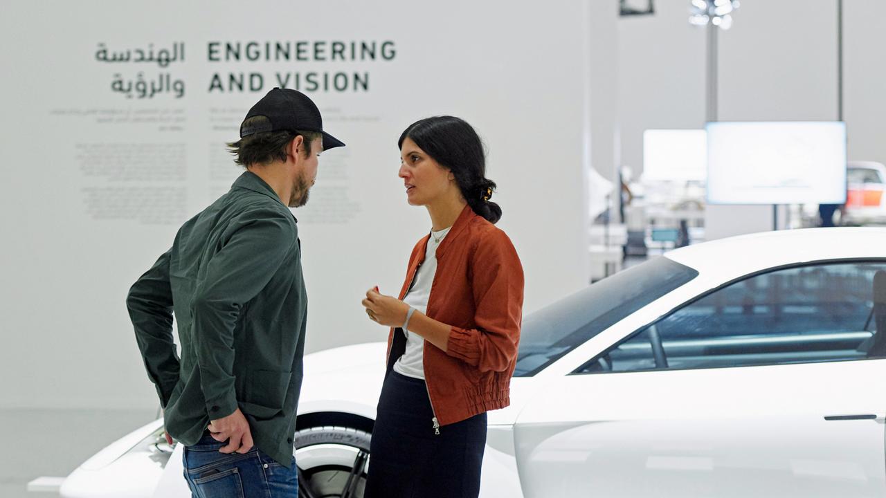 Esra Aydin, Kultur-Pressesprecherin des Volkswagen-Konzerns, und Industriedesigner Stefan Diez im Doha-Museum im Gespräch Esra Aydin, Kultur-Pressesprecherin des Volkswagen-Konzerns, und Industriedesigner Stefan Diez im Doha-Museum im Gespräch