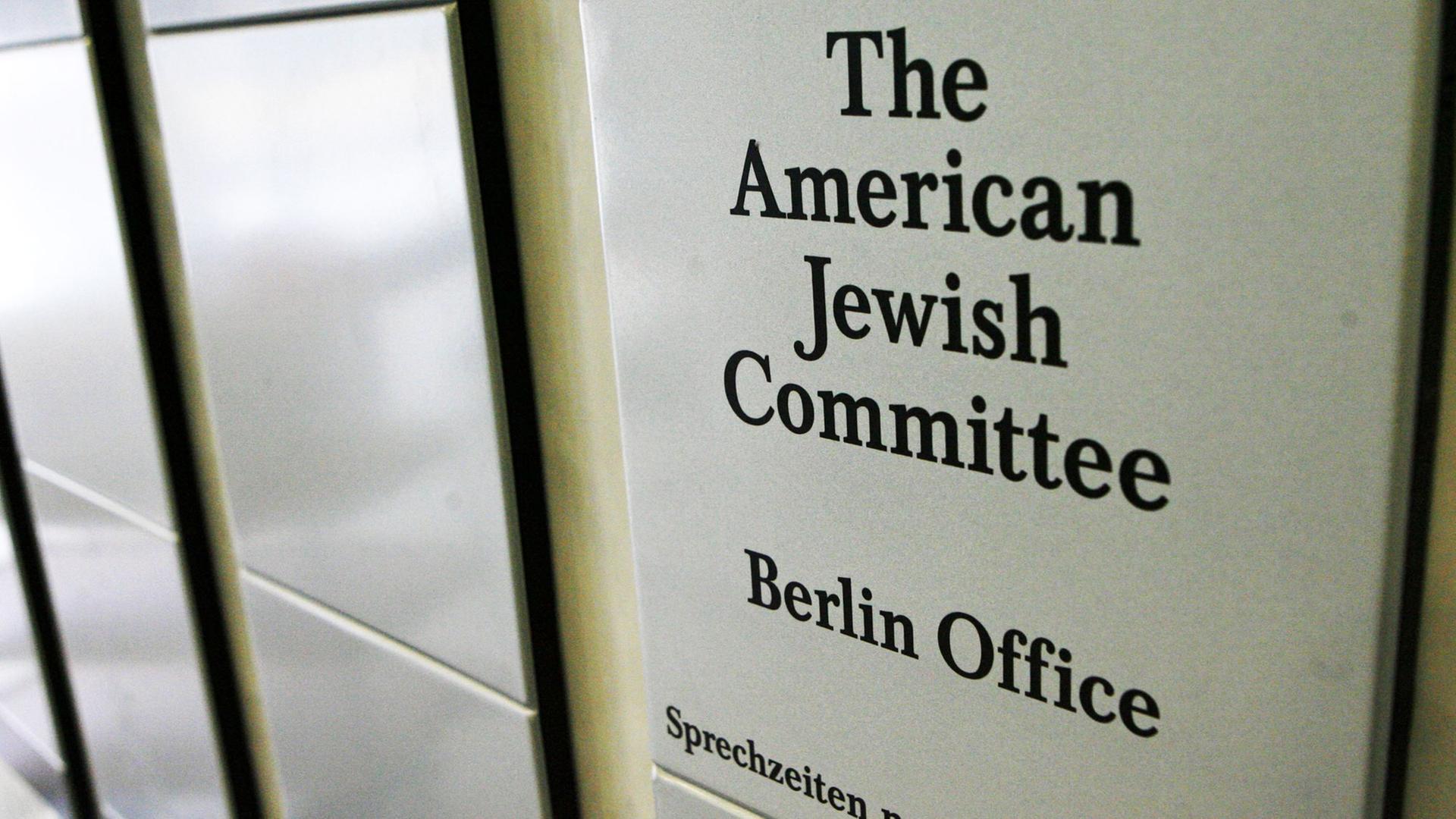 Das Türschild der Dependance des American Jewish Committee (AJC) ist am 20.03.2006 in Berlin zu sehen. Das 1998 gegründete Berliner Büro fördert amerikanisch-europäische Initiativen im Nahen Osten. Das Türschild der Dependance des American Jewish Committee (AJC) ist am 20.03.2006 in Berlin zu sehen. Das 1998 gegründete Berliner Büro fördert amerikanisch-europäische Initiativen im Nahen Osten.