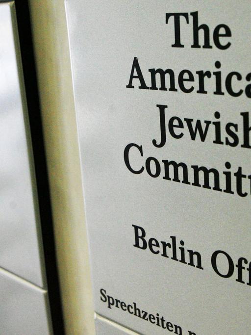 Das Türschild der Dependance des American Jewish Committee (AJC) ist am 20.03.2006 in Berlin zu sehen. Das 1998 gegründete Berliner Büro fördert amerikanisch-europäische Initiativen im Nahen Osten.