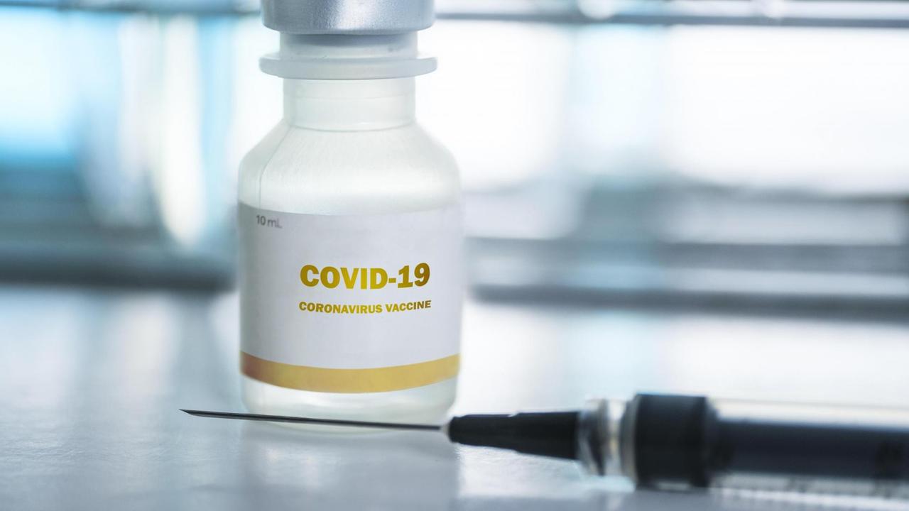 Phiole mit Covid-19-Impfstoff und Injektionsnadel. Phiole mit Covid-19-Impfstoff und Injektionsnadel.