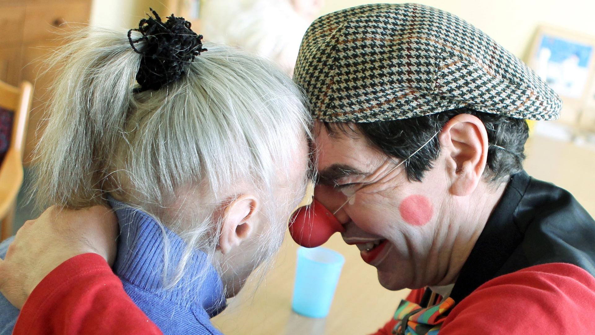Der ehemalige Journalist Ulrich Fey arbeitet heute als Clown in Seniorenheimen. Der ehemalige Journalist Ulrich Fey arbeitet heute als Clown in Seniorenheimen.