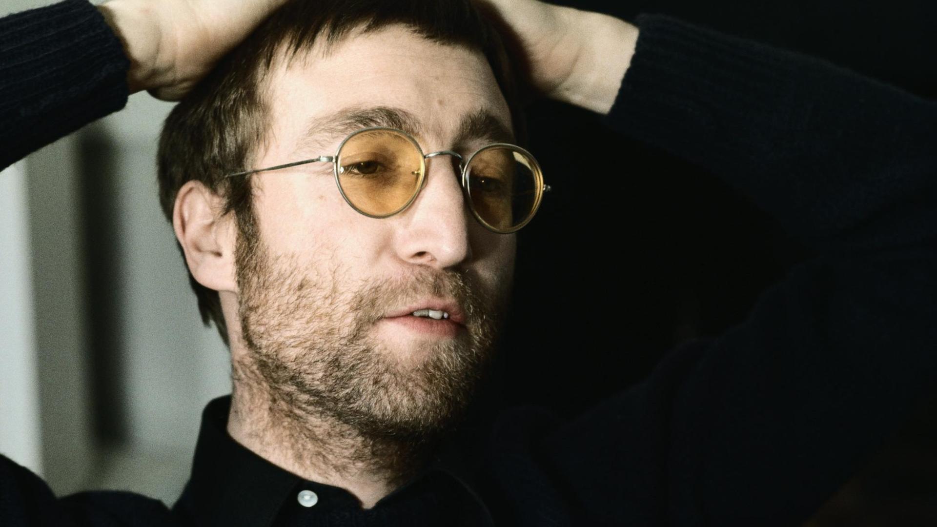 Farbfoto von John Lennon mit Brille mit gelben Gläsern. Farbfoto von John Lennon mit Brille mit gelben Gläsern.