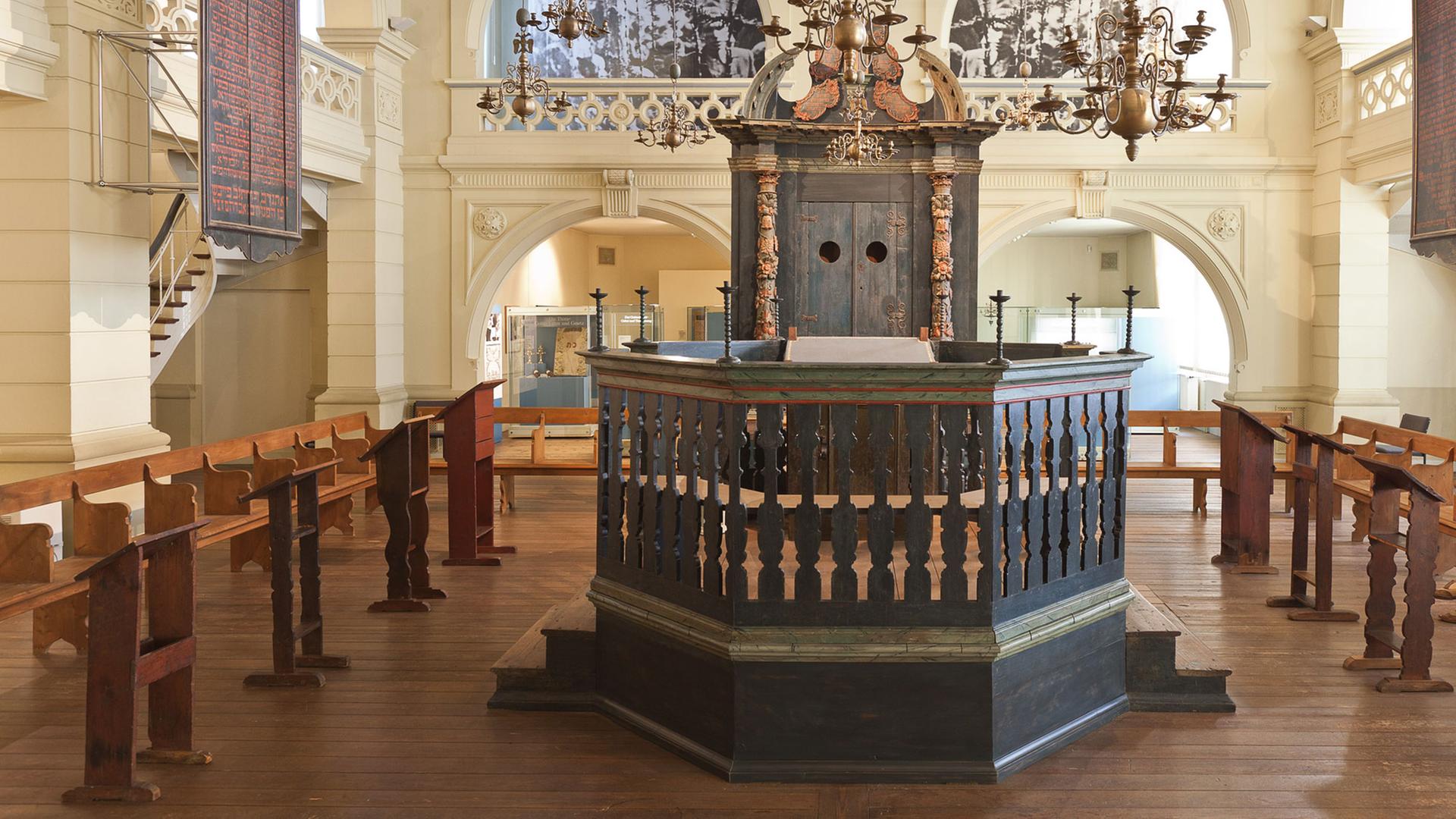 Innenausstattung der Hornburger Synagoge. Mittelpunkt der Jüdischen Abteilung des Braunschweigischen Landesmuseum Innenausstattung der Hornburger Synagoge. Mittelpunkt der Jüdischen Abteilung des Braunschweigischen Landesmuseum