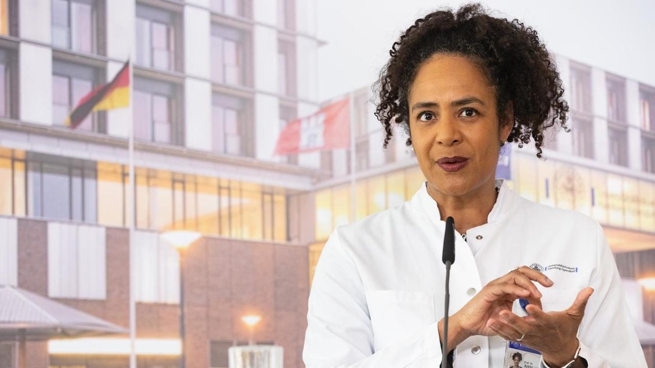Die Leiterin der Infektiologie, Professor Dr. Marylyn Addo, spricht während einer Pressekonferenz am Universitätsklinikum Eppendorf (UKE) mit den Jounalisten. Das Klinikum informierte über den Studienstart mit dem Ebola-Medikament Remdesivir an besonders schwer erkrankten Patienten mit Covid-19. Die Leiterin der Infektiologie, Professor Dr. Marylyn Addo, spricht während einer Pressekonferenz am Universitätsklinikum Eppendorf (UKE) mit den Jounalisten. Das Klinikum informierte über den Studienstart mit dem Ebola-Medikament Remdesivir an besonders schwer erkrankten Patienten mit Covid-19.