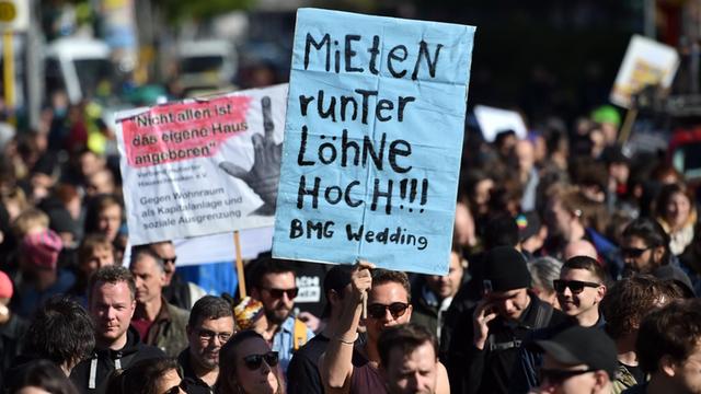Linke Demonstranten gehen am 30.04.2017 durch den Stadtteil Wedding in Berlin um am Vorabend des 1. Mai gegen steigende Mieten und den Stadtumbau zu protestieren.