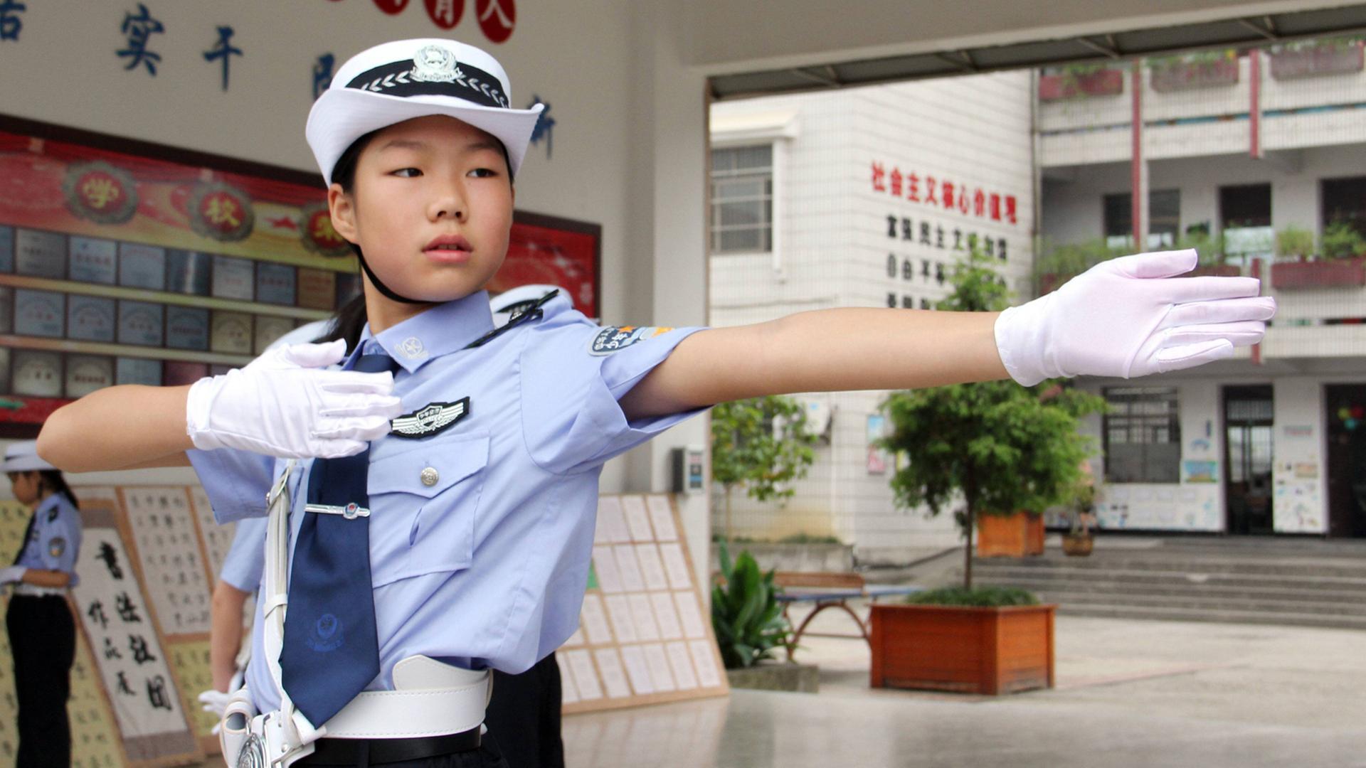 China vergibt Punkte für das Sozialverhalten seiner Bürger. Ohne eine positive Bewertung gibt es keine guten Jobs. China vergibt Punkte für das Sozialverhalten seiner Bürger. Ohne eine positive Bewertung gibt es keine guten Jobs.