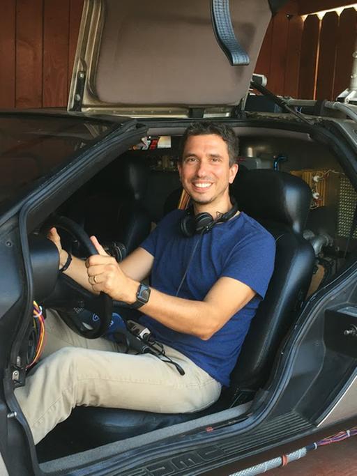 ARD-Korrespondent Wolfgang Stuflesser im umgebauten DeLorean von Adam Kontras.