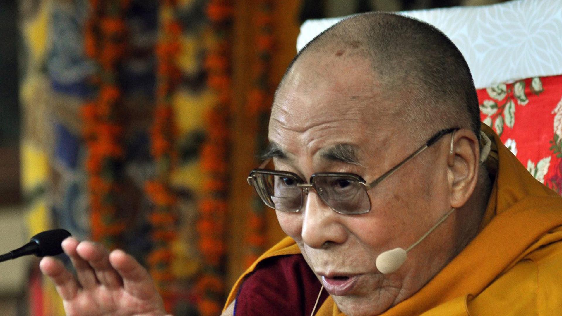 Der Dalai Lama hält eine Rede