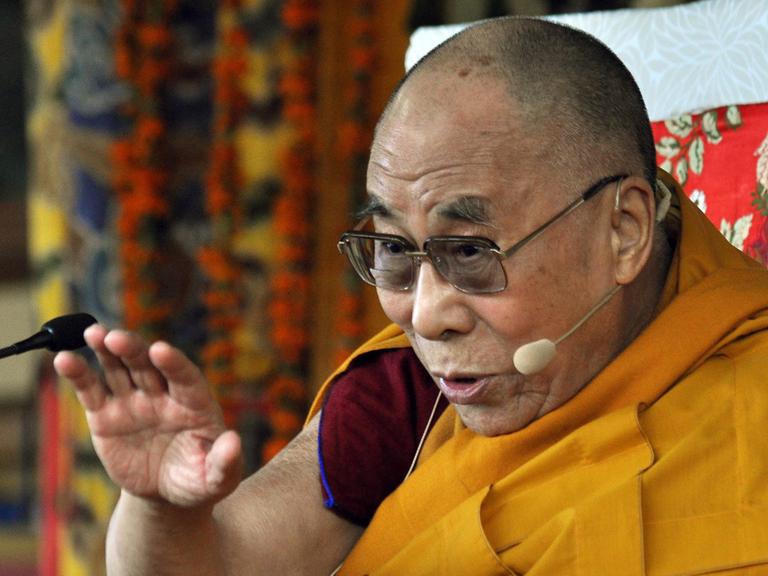 Der Dalai Lama hält eine Rede
