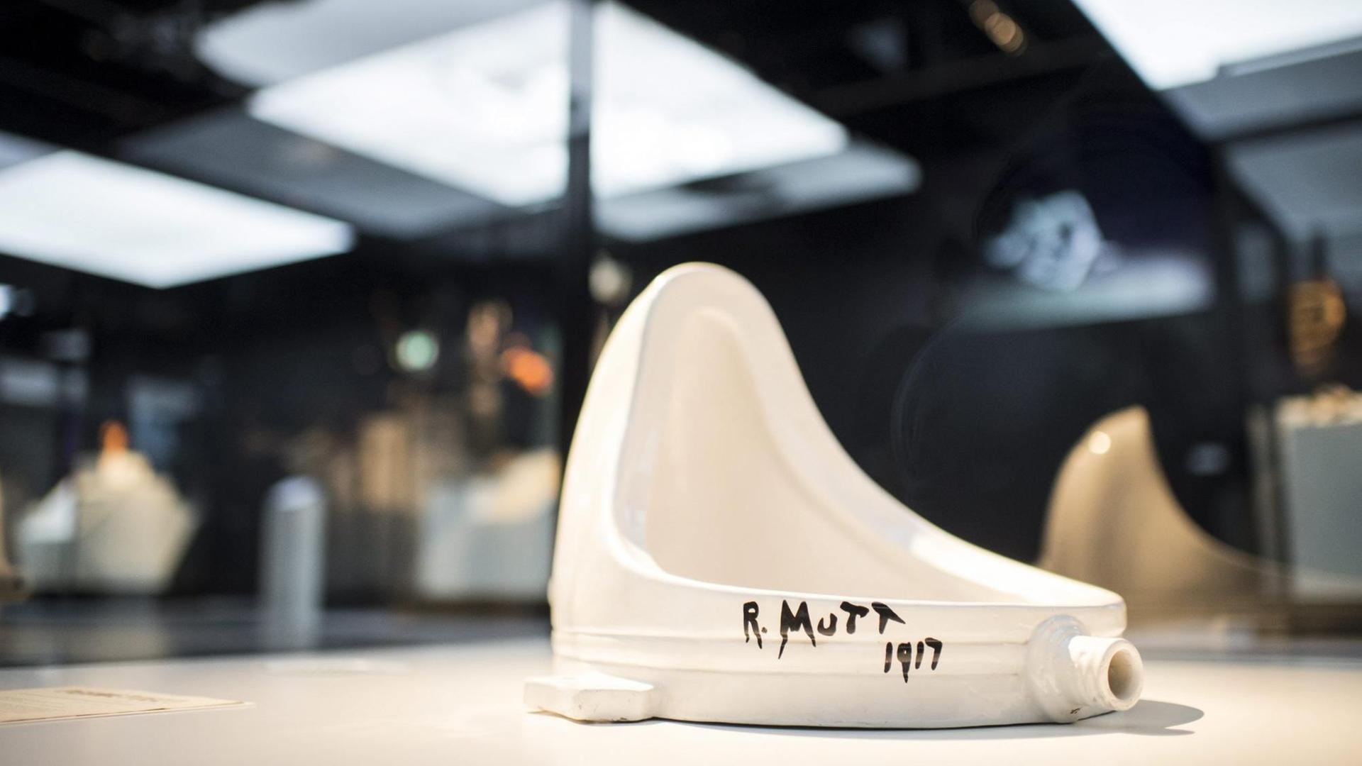 Das Kunstwerk 'Fountain' (1917) von Marcel Duchamp ist in einer Ausstellung im Landesmuseum in Zürich in der Schweiz zu sehen. Das Kunstwerk 'Fountain' (1917) von Marcel Duchamp ist in einer Ausstellung im Landesmuseum in Zürich in der Schweiz zu sehen.