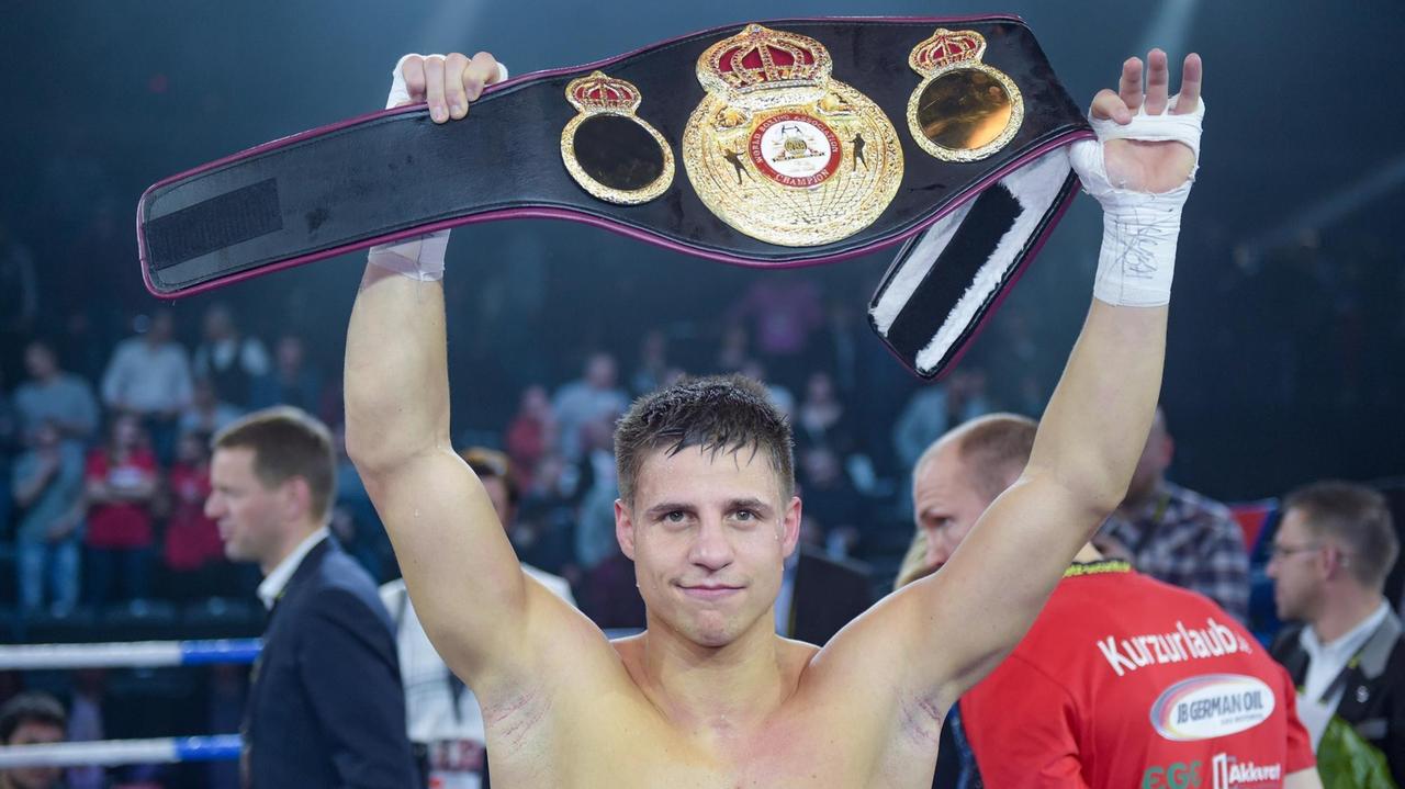 24.03.2018, Hamburg: Boxen: Profis - WBA WM Super Mittelgewicht. Der Berliner Boxer Tyron Zeuge feiert seinen Sieg. 24.03.2018, Hamburg: Boxen: Profis - WBA WM Super Mittelgewicht. Der Berliner Boxer Tyron Zeuge feiert seinen Sieg.
