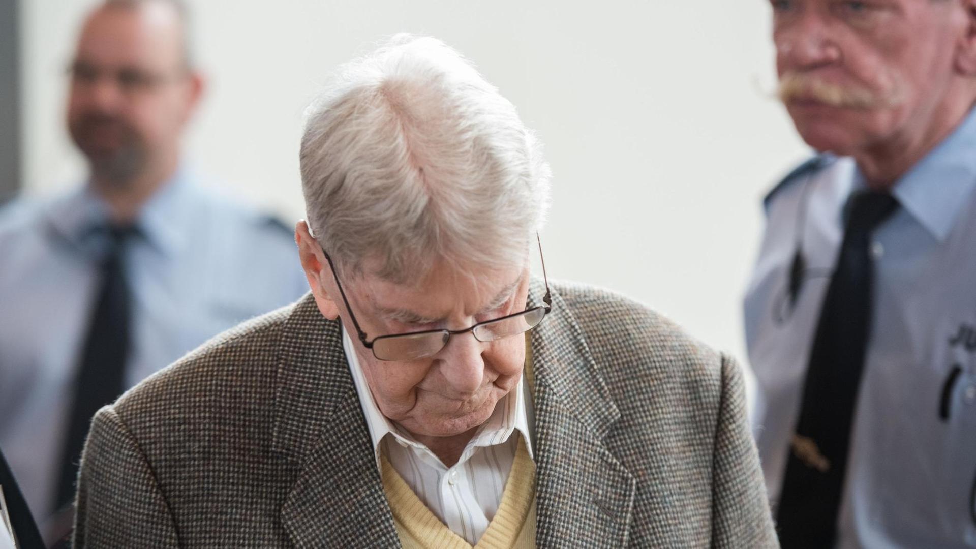 Der früheren Auschwitz-Wachmann Reinhold Hanning kommt am 11.02.2016 in Detmold (Nordrhein-Westfalen) in den Verhandlungssaal. Dem 94-Jährigen wird Beihilfe zum Mord in mindestens 170 000 Fällen vorgeworfen. Der Prozess vor dem Landgericht Detmold findet in den Räumen der Industrie und Handelskammer IHK statt. Der früheren Auschwitz-Wachmann Reinhold Hanning kommt am 11.02.2016 in Detmold (Nordrhein-Westfalen) in den Verhandlungssaal. Dem 94-Jährigen wird Beihilfe zum Mord in mindestens 170 000 Fällen vorgeworfen. Der Prozess vor dem Landgericht Detmold findet in den Räumen der Industrie und Handelskammer IHK statt.