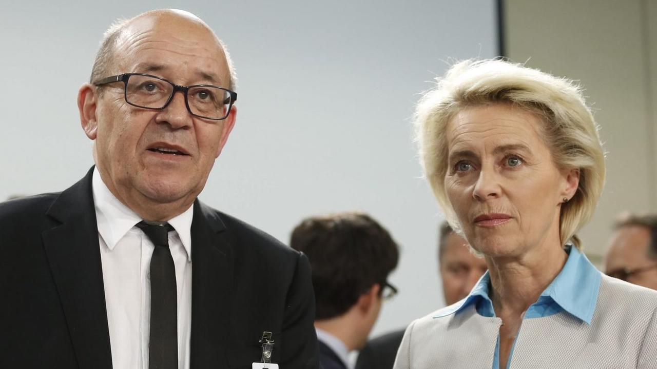 Jean-Yves Le Drian und Ursula von der Leyen bei einem Treffen der Verteidigungsminister der NATO in Brüssel Jean-Yves Le Drian und Ursula von der Leyen bei einem Treffen der Verteidigungsminister der NATO in Brüssel