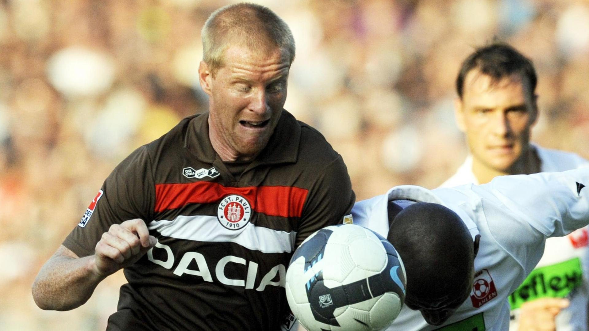 Der Ostfriese und heutige St.-Pauli-Trainer Timo Schulz im Trikot der Hamburger 2009. Der Ostfriese und heutige St.-Pauli-Trainer Timo Schulz im Trikot der Hamburger 2009.