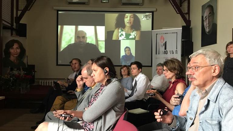 Die russische Menschenrechtsorganisation Memorial informiert auf einer Veranstaltung über die Kämpfe in der syrischen Provinz Idlib. Die russische Menschenrechtsorganisation Memorial informiert auf einer Veranstaltung über die Kämpfe in der syrischen Provinz Idlib.