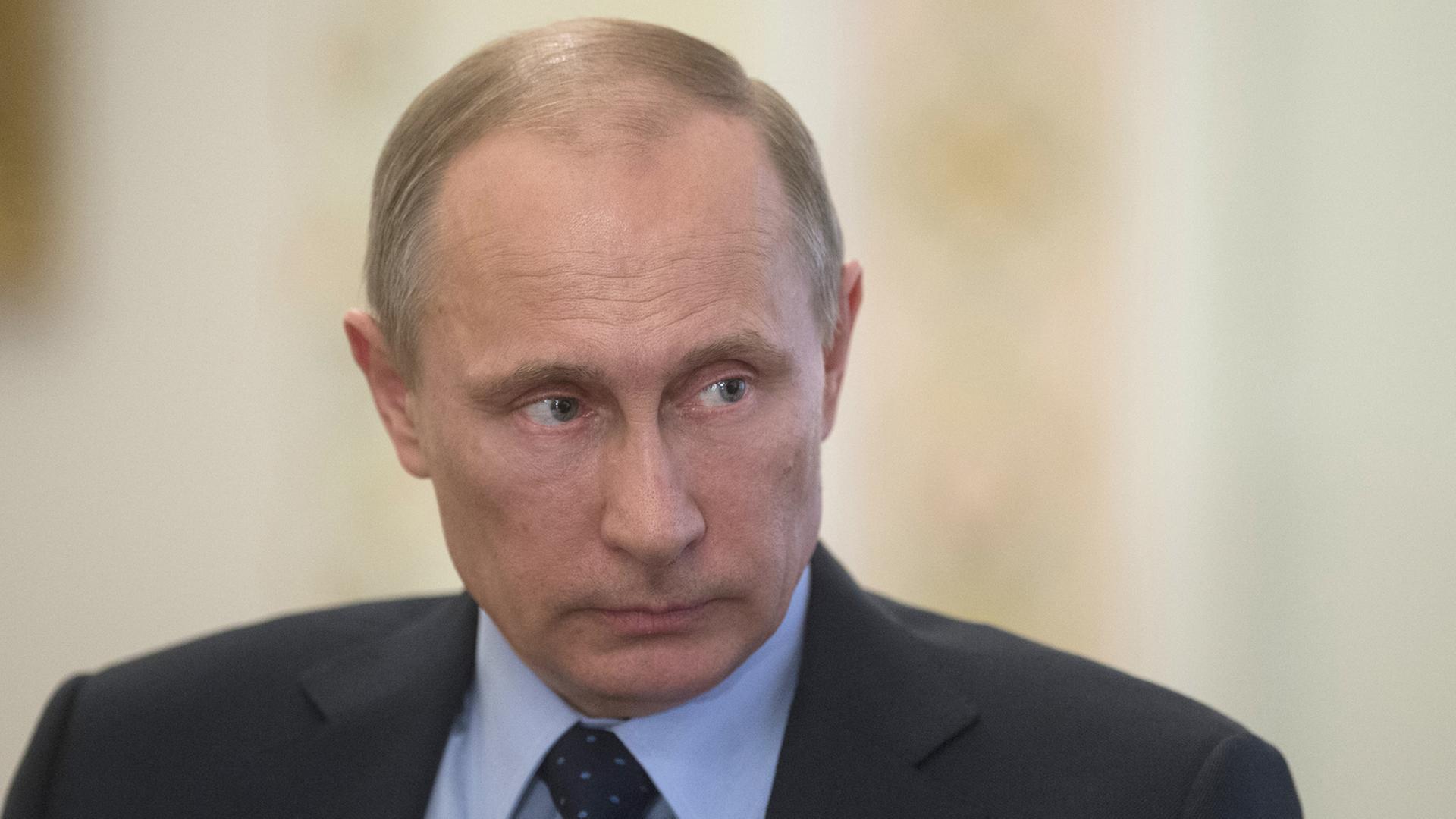 Wladimir Putin schaut ernst Wladimir Putin schaut ernst