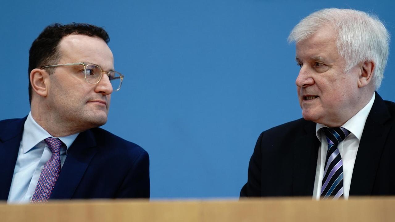 Bundesinnenminister Seehofer und Bundesgesundheitsminister Spahn haben über die Strategie im Umgang der Bundesregierung mit dem Coronavirus informiert. Bundesinnenminister Seehofer und Bundesgesundheitsminister Spahn haben über die Strategie im Umgang der Bundesregierung mit dem Coronavirus informiert.