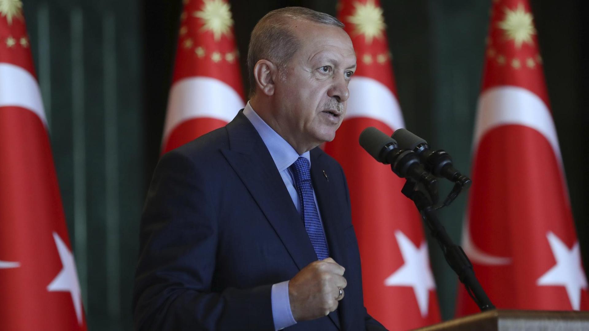 Der türkische Präsident Erdogan hält in Ankara eine Rede, im Hintegrrund sind türkische Flaggen zu sehen Der türkische Präsident Erdogan hält in Ankara eine Rede, im Hintegrrund sind türkische Flaggen zu sehen