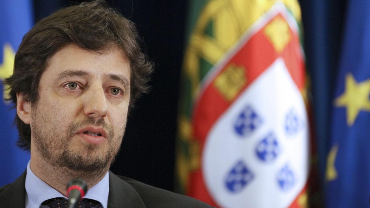 Miguel Maduro (2013)Luís Miguel Poiares Pessoa Maduro ist ein portugiesischer Jurist und Politiker. Maduro war von 2003 bis 2009 Generalanwalt am Europäischen Gerichtshof. Später war er Leiter des Programms für Global Governance und Professor der Rechte am Europäischen Hochschulinstitut in Florenz. 2011 war er Berater des Präsidentschaftskandidaten Aníbal Cavaco Silva. Im 1. Kabinett Passos Coelho war er vom 13. Abril 2013 bis 30. Oktober 2015 dem Ministerpräsidenten beigeordneter Minister und Minister für Parlamentsangelegenheiten und Regionalentwicklung. Miguel Maduro (2013)Luís Miguel Poiares Pessoa Maduro ist ein portugiesischer Jurist und Politiker. Maduro war von 2003 bis 2009 Generalanwalt am Europäischen Gerichtshof. Später war er Leiter des Programms für Global Governance und Professor der Rechte am Europäischen Hochschulinstitut in Florenz. 2011 war er Berater des Präsidentschaftskandidaten Aníbal Cavaco Silva. Im 1. Kabinett Passos Coelho war er vom 13. Abril 2013 bis 30. Oktober 2015 dem Ministerpräsidenten beigeordneter Minister und Minister für Parlamentsangelegenheiten und Regionalentwicklung.
