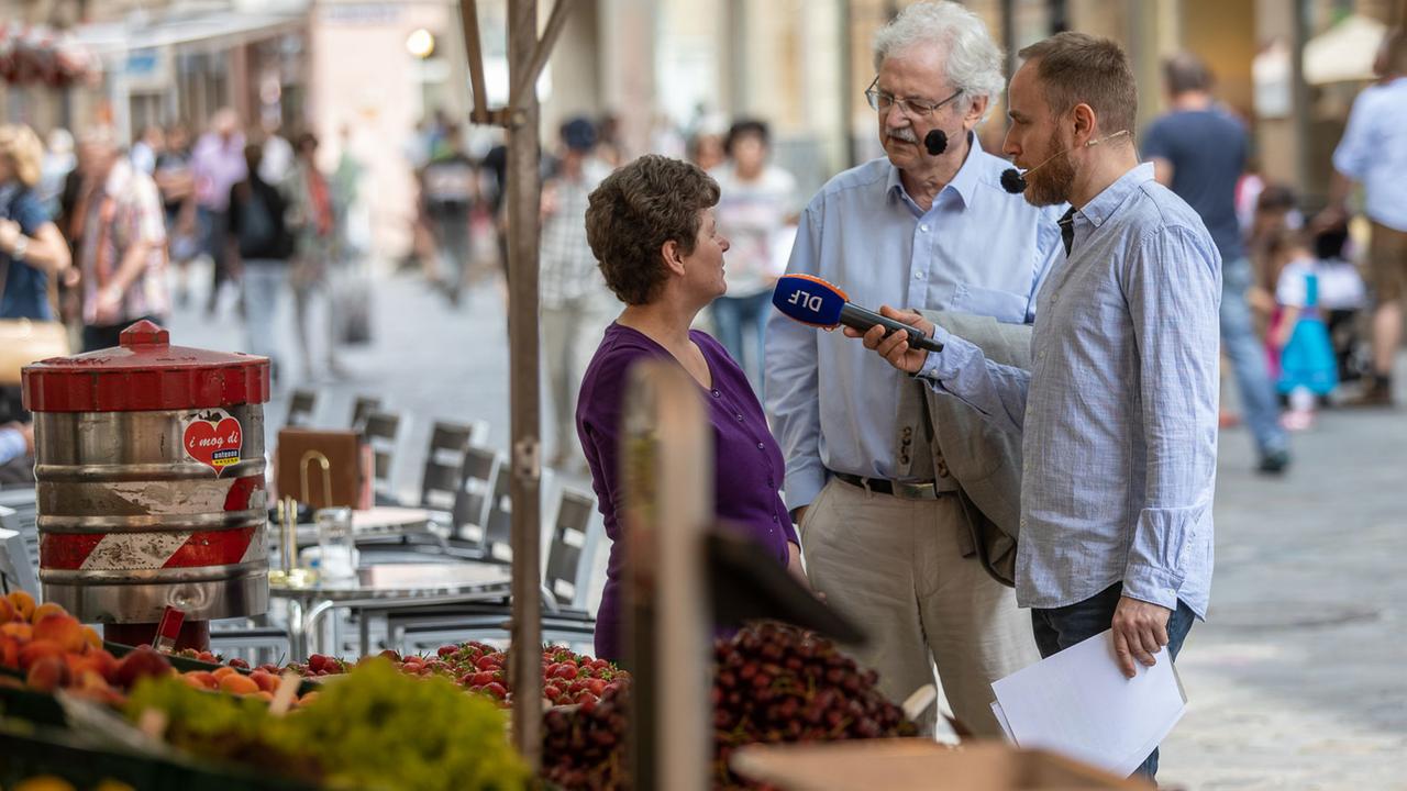 Marktplatz von Bamberg: Paul Maar kauft hier seine frischen Lebensmittel am Stand von Frau Peterhensel. Mit ihr unterhalten sich Olaf Kosert und Paul Maar über die Verwendung des in Bamberg angebauten Süßholzes. Marktplatz von Bamberg: Paul Maar kauft hier seine frischen Lebensmittel am Stand von Frau Peterhensel. Mit ihr unterhalten sich Olaf Kosert und Paul Maar über die Verwendung des in Bamberg angebauten Süßholzes.