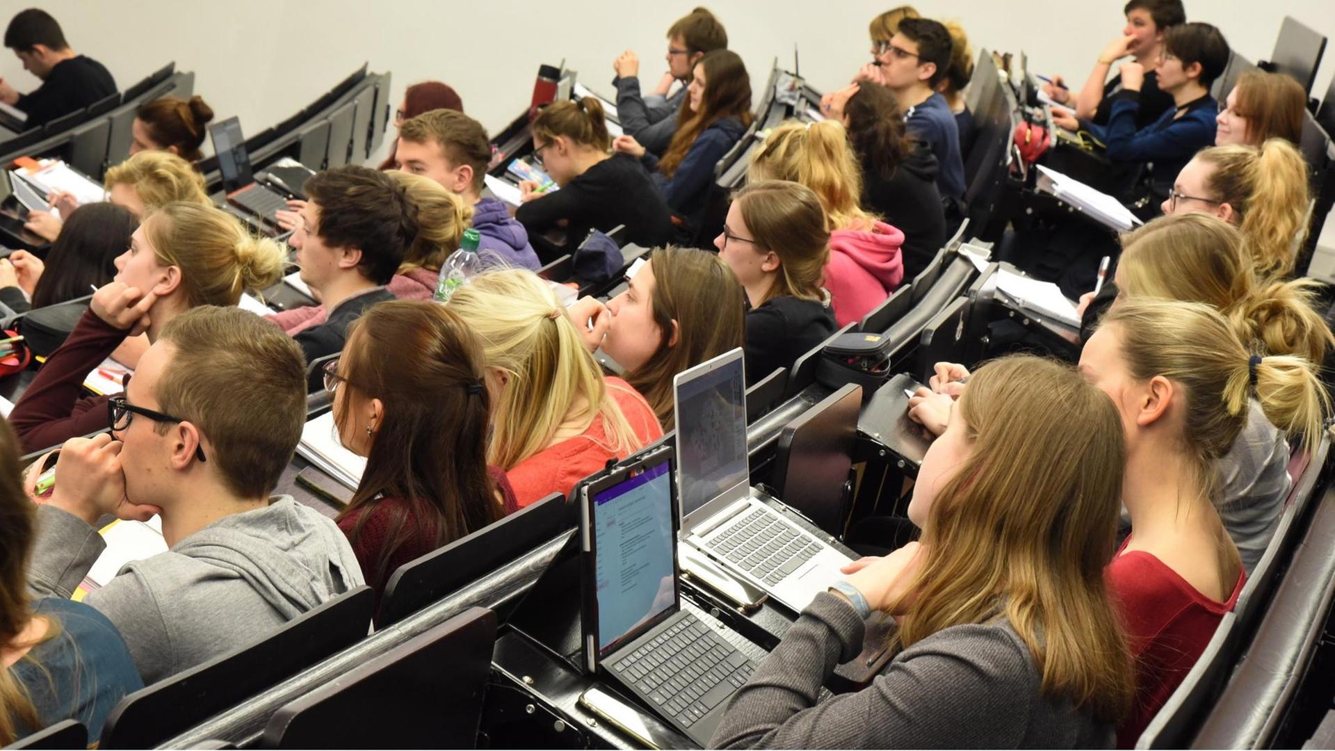Das Foto zeigt Studierende an der Universität in Leipzig. Das Foto zeigt Studierende an der Universität in Leipzig.