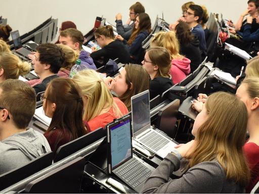 Das Foto zeigt Studierende an der Universität in Leipzig.