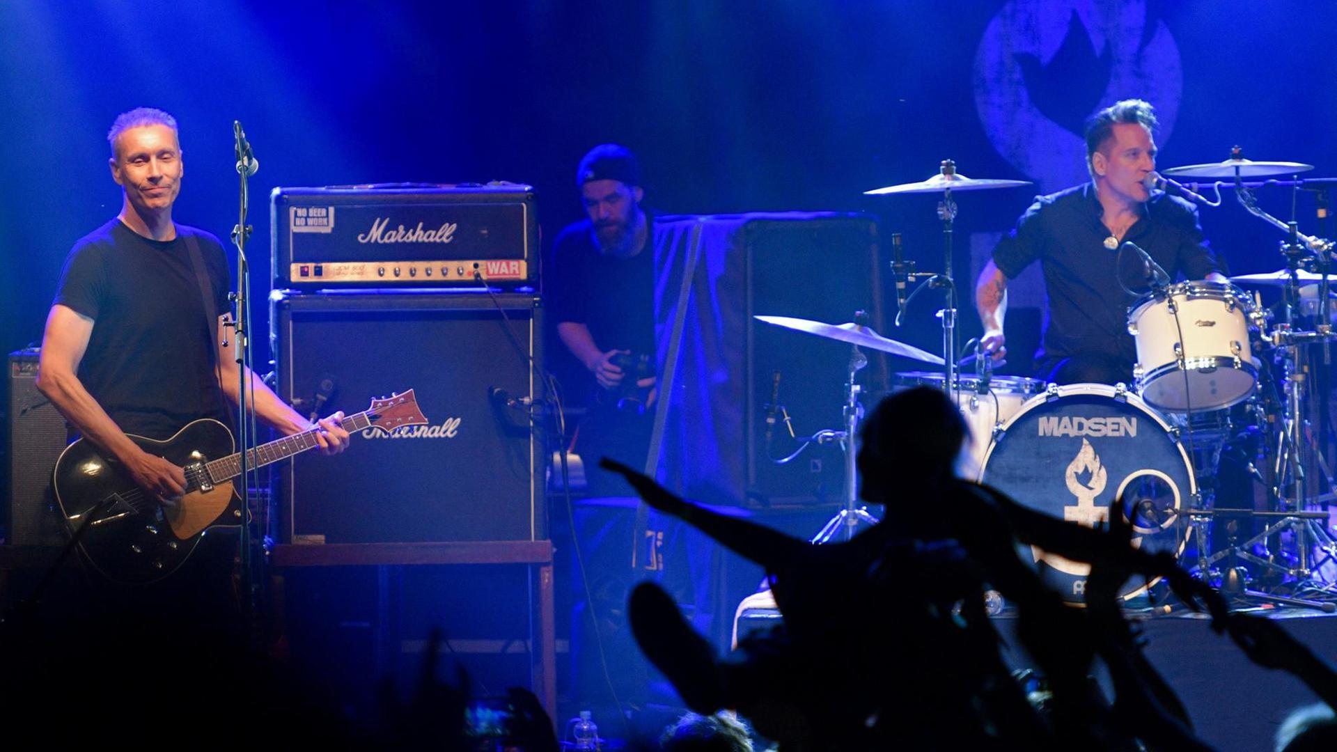 Die Band "Die Ärzte" (links Gitarrist Farin Urlaub, rechts Schlagzeuger Bela B.) steht am 26.08.2016 in Jamel (Mecklenburg-Vorpommern) mit den Song "Schrei nach Liebe" auf der Bühne des Open-Air-Musikfestivals "Jamel rockt den Förster" - Rock gegen Rechts. Die Band "Die Ärzte" (links Gitarrist Farin Urlaub, rechts Schlagzeuger Bela B.) steht am 26.08.2016 in Jamel (Mecklenburg-Vorpommern) mit den Song "Schrei nach Liebe" auf der Bühne des Open-Air-Musikfestivals "Jamel rockt den Förster" - Rock gegen Rechts.