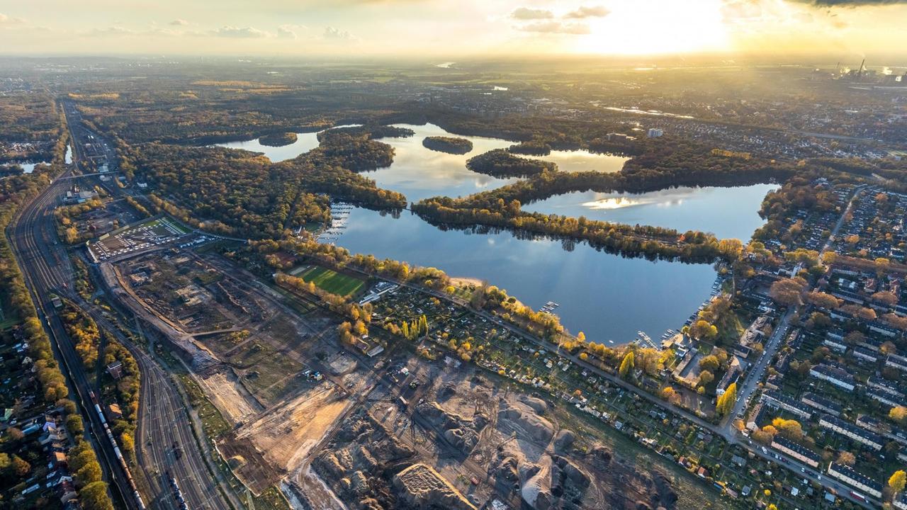 Auf dem Luftbild ist die Sechs-Seen-Platte und der ehemaliger Rangierbahnhof Wedau mit seinem Wasserturm zu sehen Auf dem Luftbild ist die Sechs-Seen-Platte und der ehemaliger Rangierbahnhof Wedau mit seinem Wasserturm zu sehen