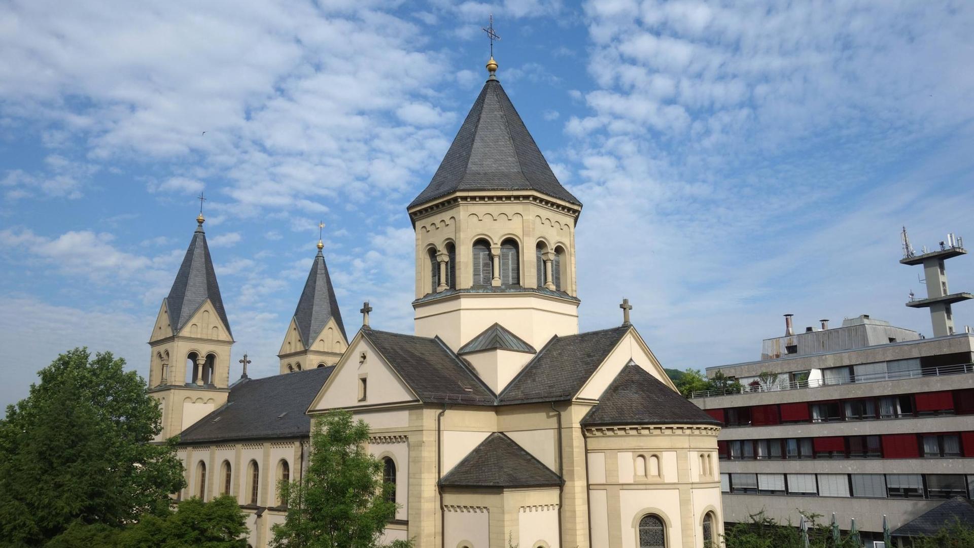 Außenansicht einer Kirche Außenansicht einer Kirche