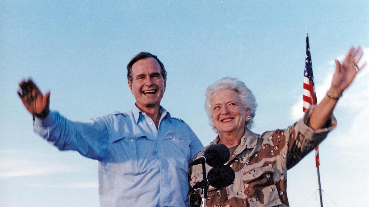 US-Präsident George H.W. Bush und Firstlady Barbara Bush 1990 bei einem Truppenbesuch in Saudi-Arabien