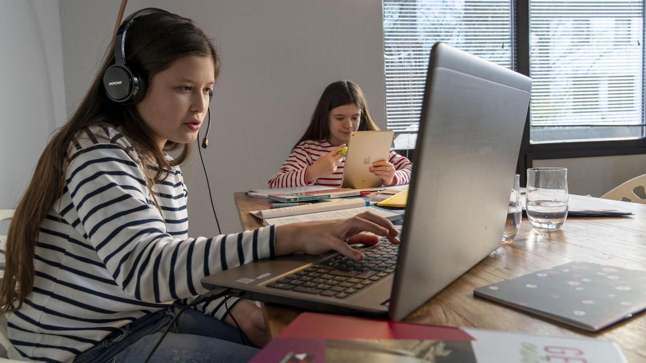 Homeschooling, während des Lockdowns im Januar 2021, Kinder lernen zuhause für die Schule, ein Mädchen im Videounterricht, Videochat, mit hier Klasse, ein Mädchen lernt mit einem Tablet. Homeschooling, während des Lockdowns im Januar 2021, Kinder lernen zuhause für die Schule, ein Mädchen im Videounterricht, Videochat, mit hier Klasse, ein Mädchen lernt mit einem Tablet.