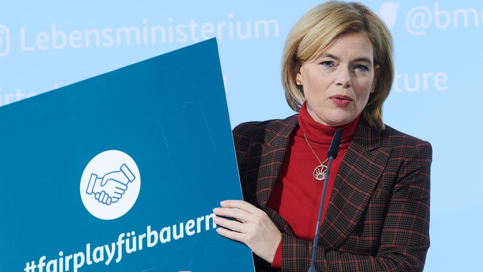 Frau mit einem Schild Frau mit einem Schild