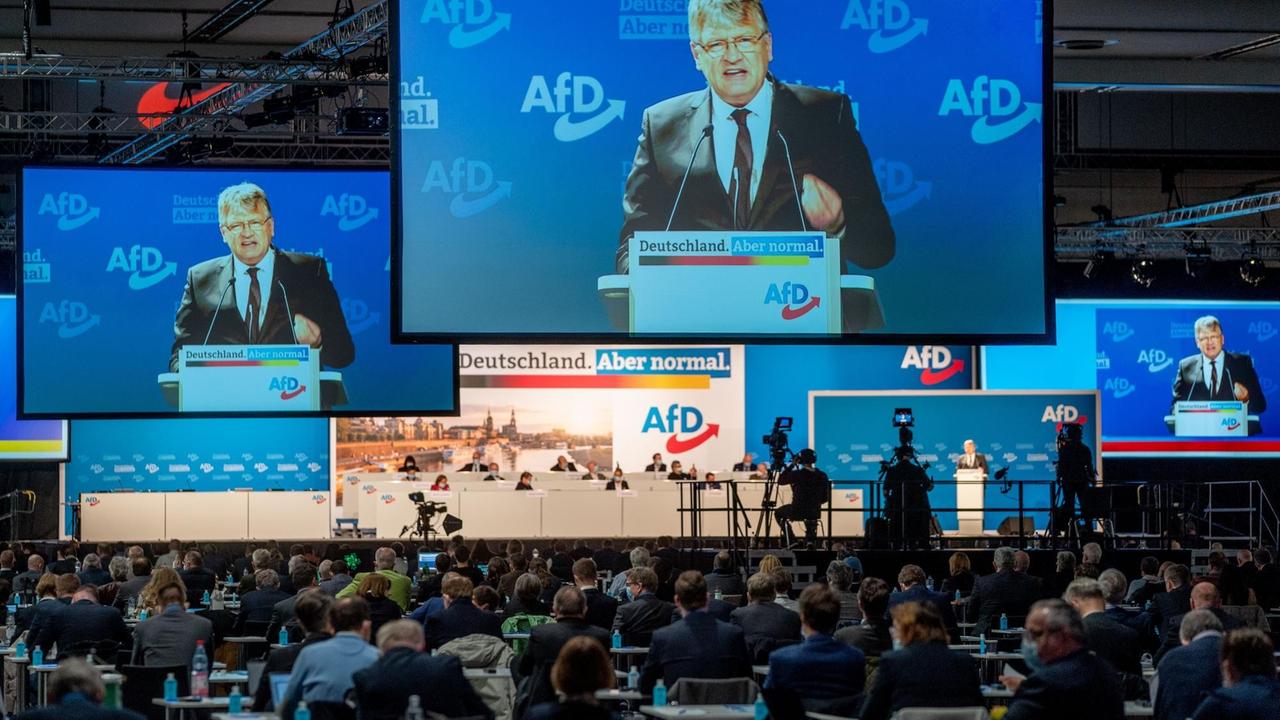 Jörg Meuthen, AfD-Bundessprecher, spricht in der Dresdener Messehalle beim Bundesparteitag der AfD zu den Delegierten.