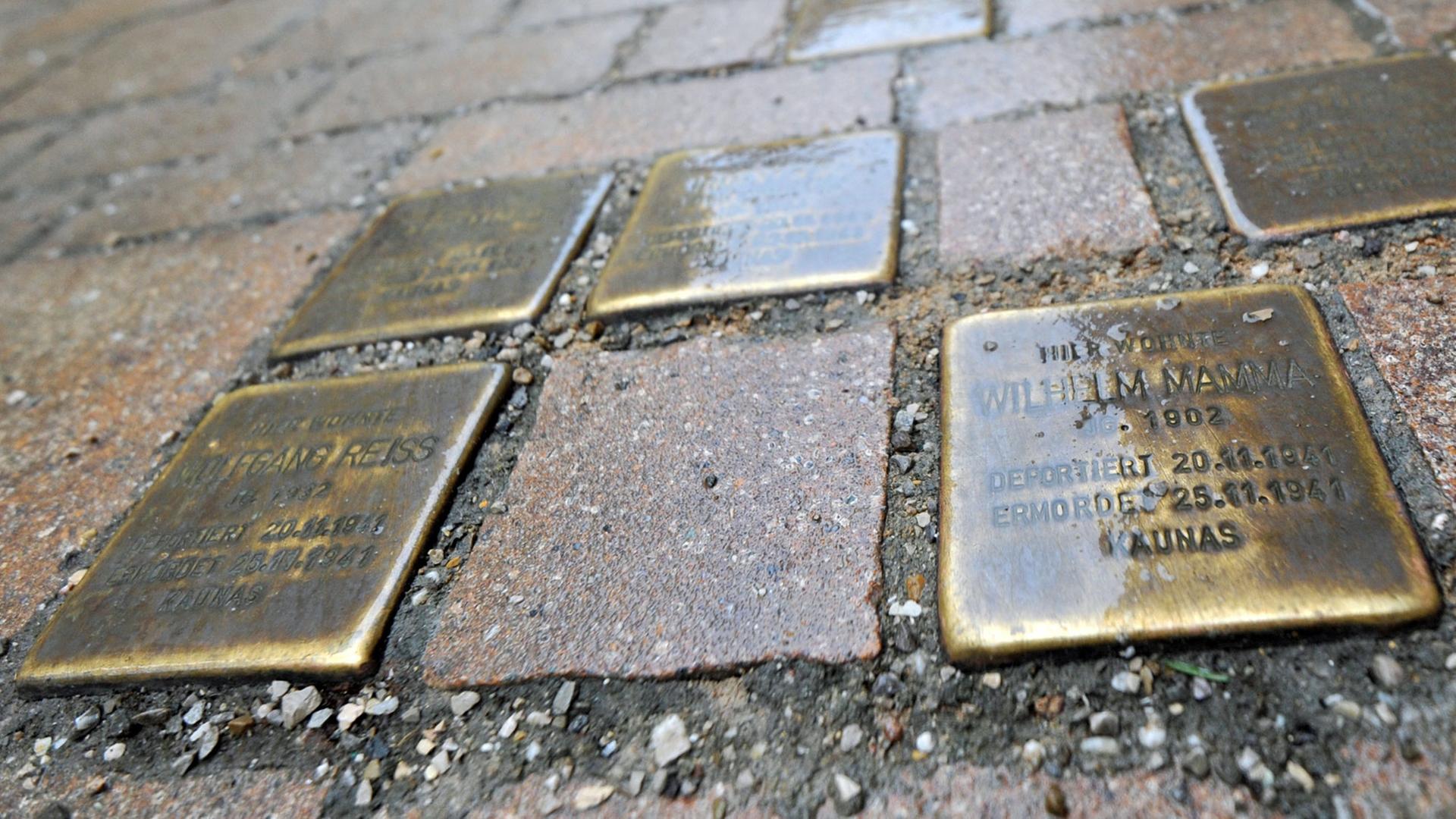 Im Hof eines Hauses in München sind in den Boden Stolpersteine eingelassen Im Hof eines Hauses in München sind in den Boden Stolpersteine eingelassen