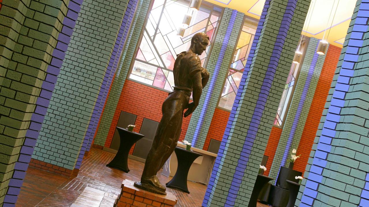 In der in ihren Originalzustand zurück versetzten Ausstellungshalle im Peter-Behrens-Bau im Industriepark Höchst. In der in ihren Originalzustand zurück versetzten Ausstellungshalle im Peter-Behrens-Bau im Industriepark Höchst.