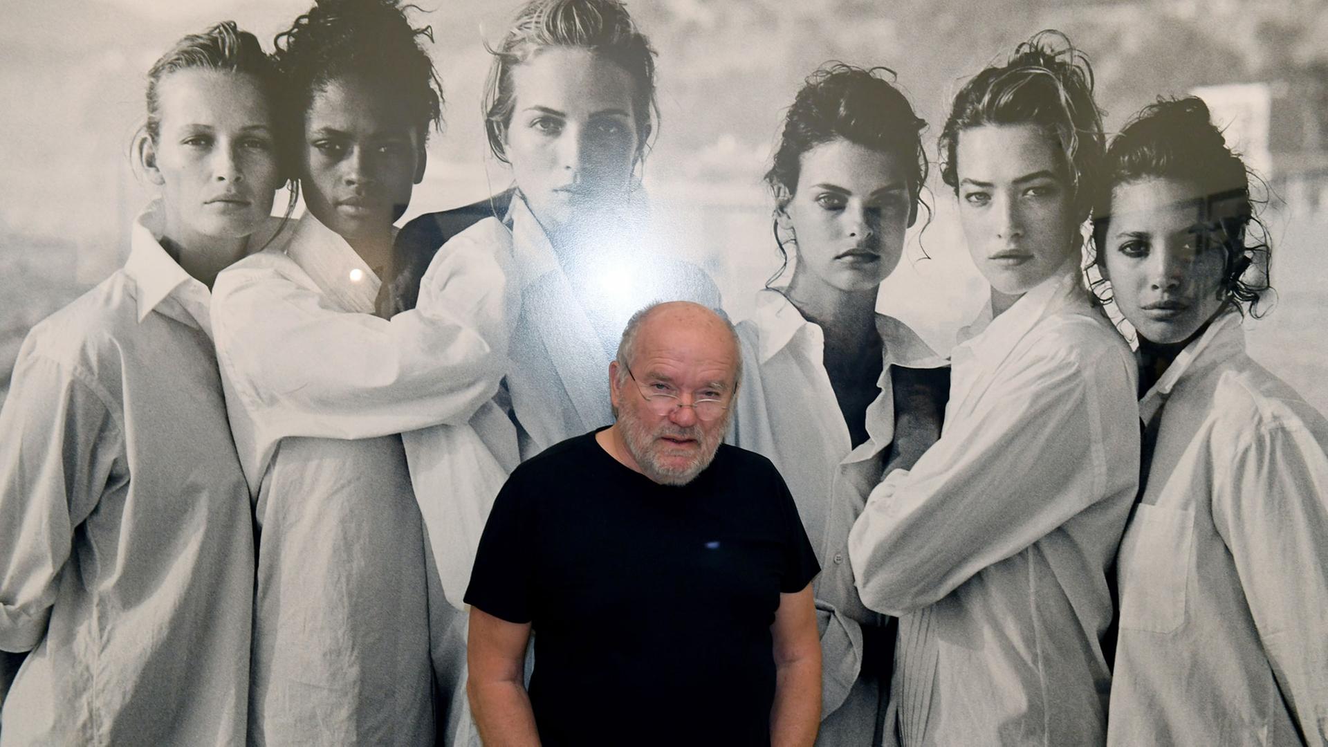 Der Fotograf Peter Lindbergh steht am 11.04.2017 in München (Bayern) in der Ausstellung "Peter Lindbergh - From Fashion to Reality" (13.04.-27.08.2017) vor seinem Foto "White Shirts (Class of '88)" in der Hypo Kunsthalle. Der Fotograf Peter Lindbergh steht am 11.04.2017 in München (Bayern) in der Ausstellung "Peter Lindbergh - From Fashion to Reality" (13.04.-27.08.2017) vor seinem Foto "White Shirts (Class of '88)" in der Hypo Kunsthalle.