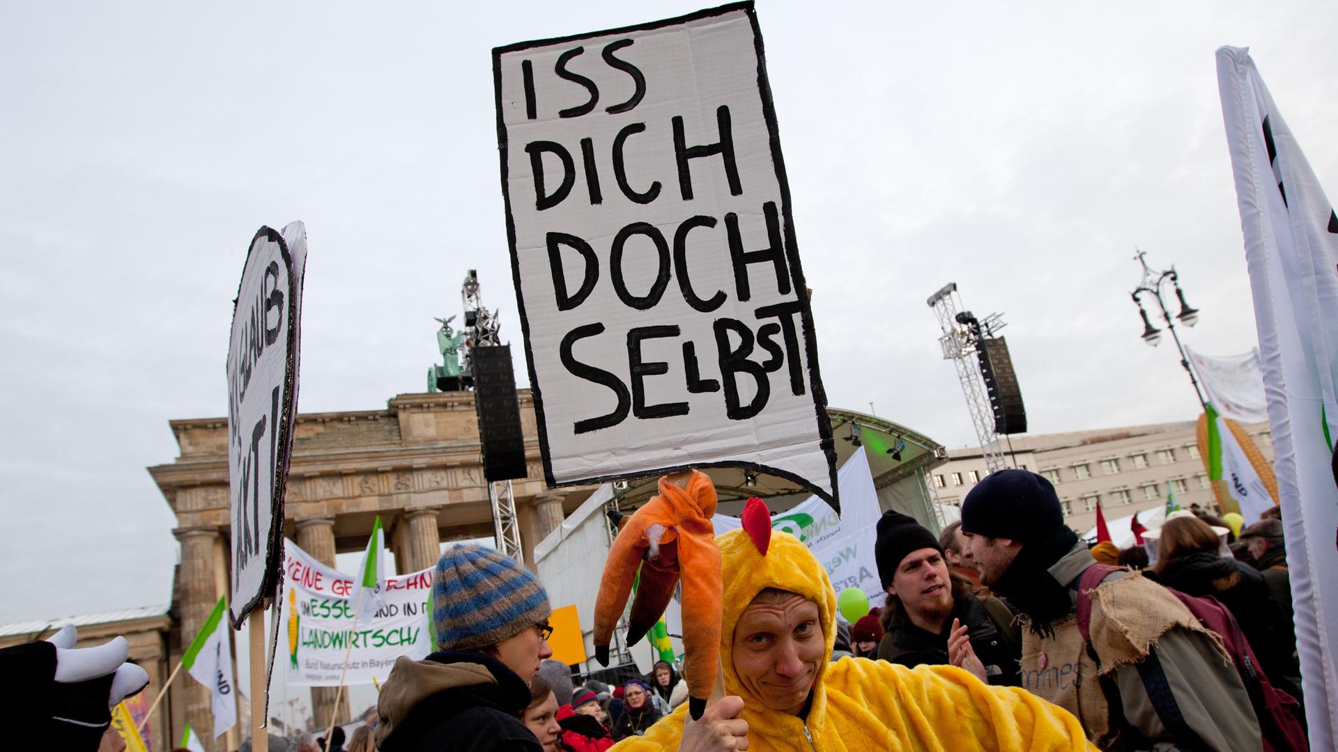 Ein als Huhn verkleideter Demonstrant protestiert am in Berlin vor dem Brandenburger Tor gegen die Agrarindustrie. Ein als Huhn verkleideter Demonstrant protestiert am in Berlin vor dem Brandenburger Tor gegen die Agrarindustrie.