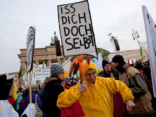 Ein als Huhn verkleideter Demonstrant protestiert am in Berlin vor dem Brandenburger Tor gegen die Agrarindustrie.