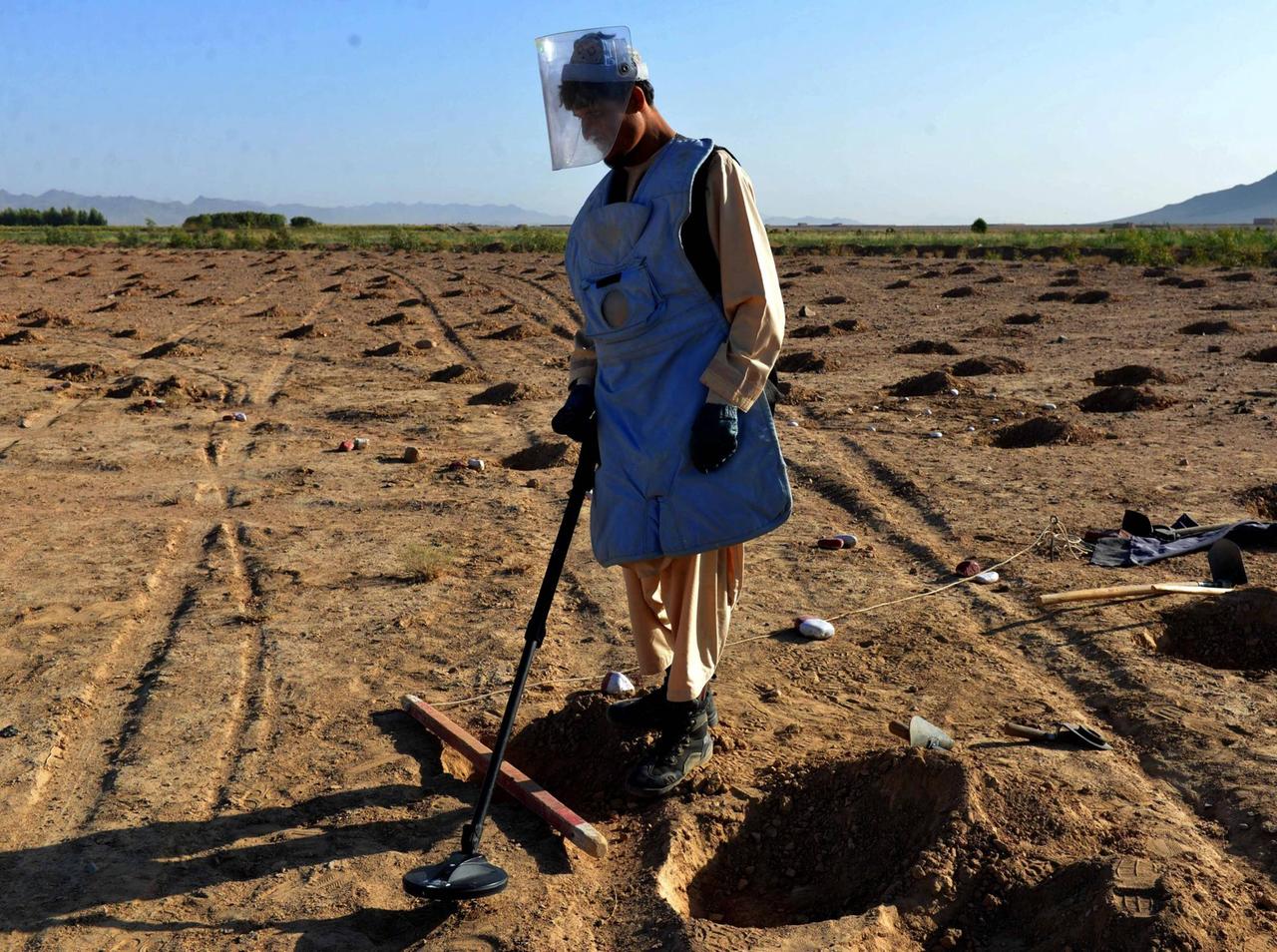 (170919) -- KANDAHAR, Sept. 19, 2017 -- An Afghan de-miner searches for land mines in Zhari district of southern Kandahar province, Afghanistan, Sept. 18, 2017. More than 1,660 civilians were killed and over 3,580 others injured in conflict-related incidents in the first half of the year, according to figures released by the United Nations mission in the country. The IED and landmine explosions were the second largest cause of civilians casualties following ground engagements between government forces and insurgents. ) (rh) AFGHANISTAN-KANDAHAR-LANDMINES-SEARCHING SanaullahxSeaim PUBLICATIONxNOTxINxCHN (170919) -- KANDAHAR, Sept. 19, 2017 -- An Afghan de-miner searches for land mines in Zhari district of southern Kandahar province, Afghanistan, Sept. 18, 2017. More than 1,660 civilians were killed and over 3,580 others injured in conflict-related incidents in the first half of the year, according to figures released by the United Nations mission in the country. The IED and landmine explosions were the second largest cause of civilians casualties following ground engagements between government forces and insurgents. ) (rh) AFGHANISTAN-KANDAHAR-LANDMINES-SEARCHING SanaullahxSeaim PUBLICATIONxNOTxINxCHN