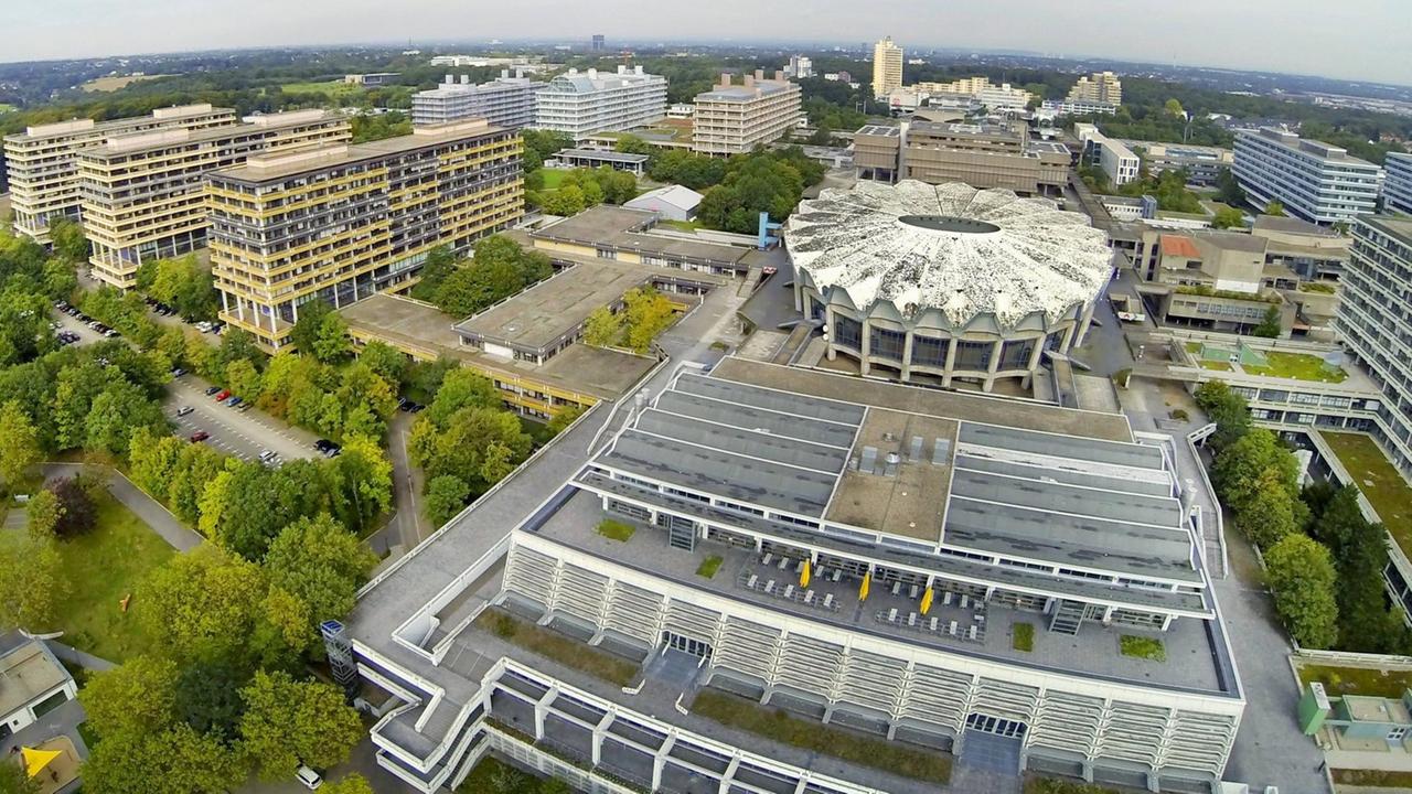Eine Luftaufnahme über den Campus der Ruhr-Universität Bochum (Nordrhein-Westfalen) Eine Luftaufnahme über den Campus der Ruhr-Universität Bochum (Nordrhein-Westfalen)