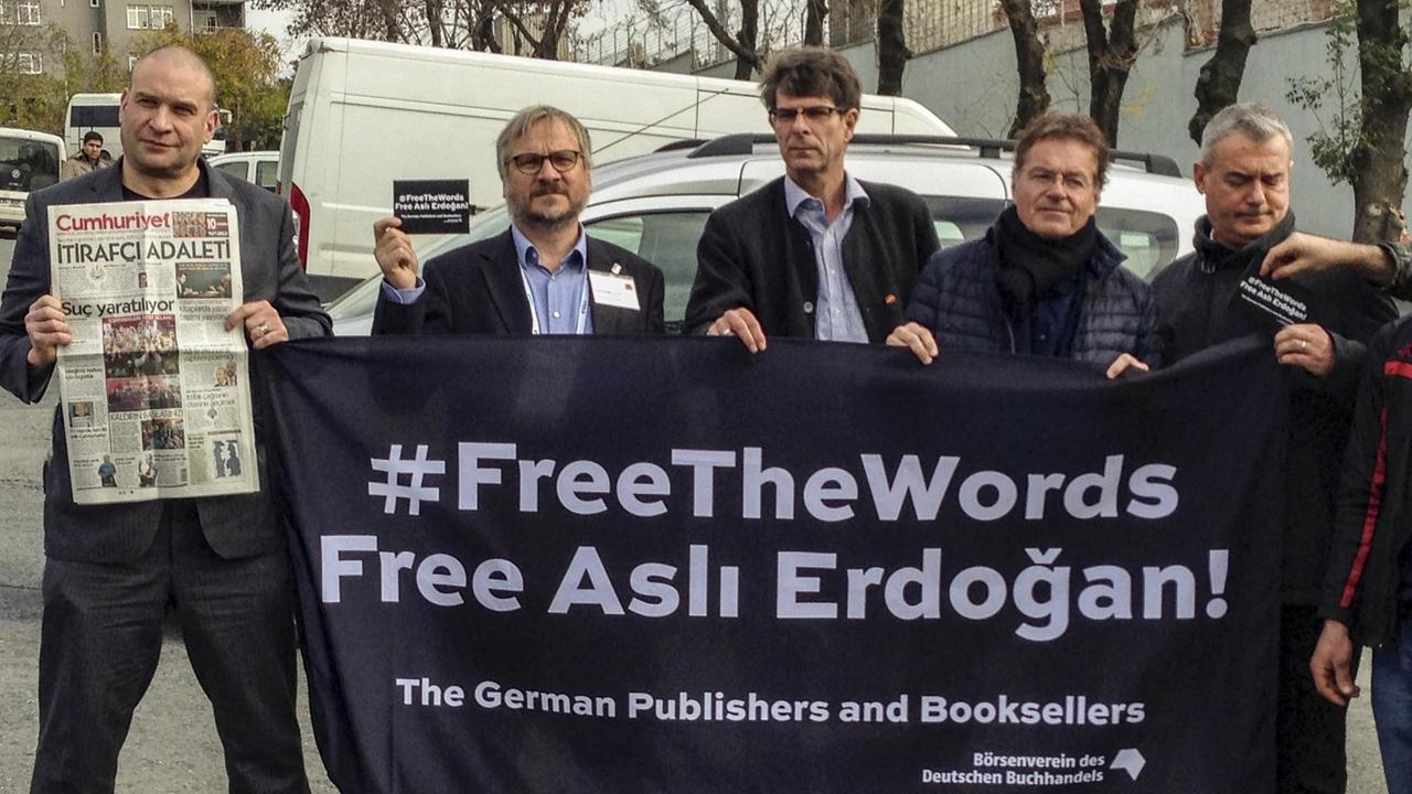 Unterstützung für die bekannte türkische Schrifstellerin Aslı Erdoğan - der Börsenverein des Deutschen Buchhandels demonstriert 2016 mit #FreeTheWords vor dem Istanbuler Frauengefängnis Bakırköy. Unterstützung für die bekannte türkische Schrifstellerin Aslı Erdoğan - der Börsenverein des Deutschen Buchhandels demonstriert 2016 mit #FreeTheWords vor dem Istanbuler Frauengefängnis Bakırköy.
